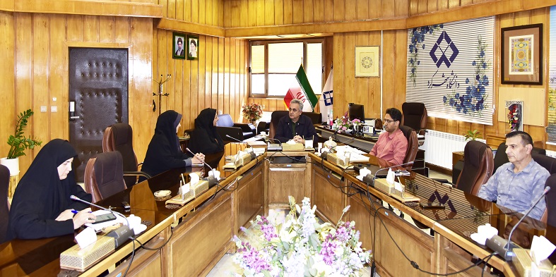 تجلیل از کارکنان روابط عمومی دانشگاه شهرکرد به مناسبت روز ارتباطات و روابط عمومی